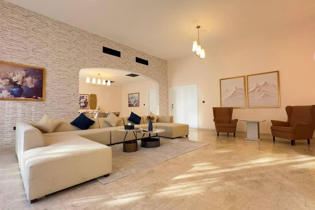 Spacious Serenity 5br Luxury Living In Al Danah Apartment *
