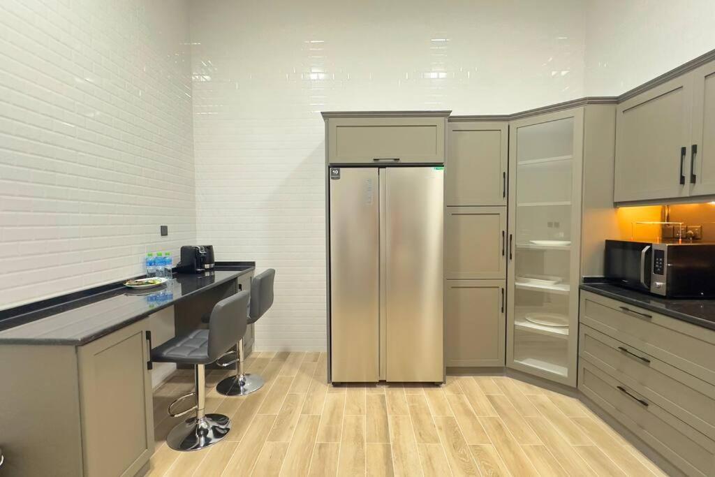 Spacious Serenity 5br Luxury Living In Al Danah Apartment