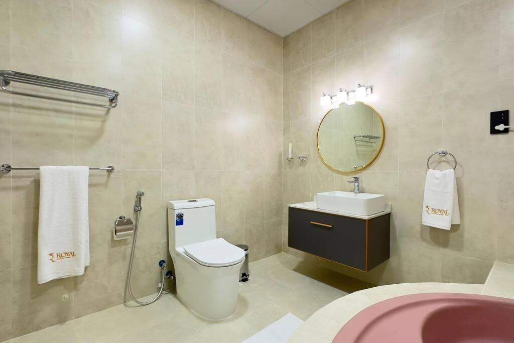 Spacious Serenity 5br Luxury Living In Al Danah Apartment