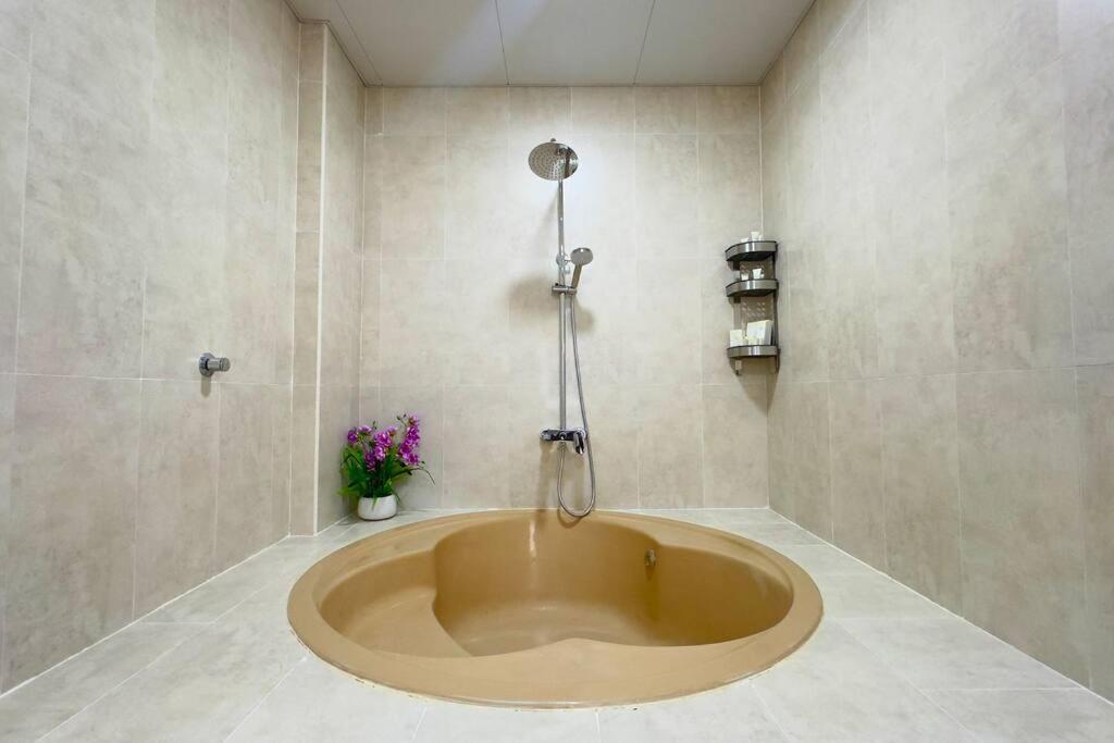 Spacious Serenity 5br Luxury Living In Al Danah Apartment Abu Dhabi