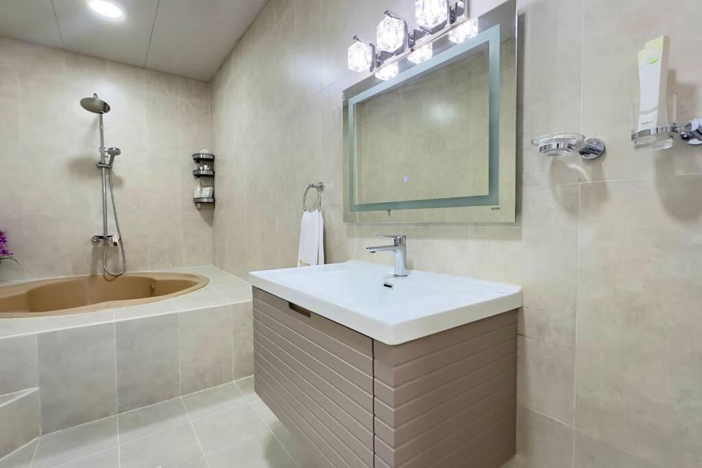Spacious Serenity 5br Luxury Living In Al Danah Apartment *