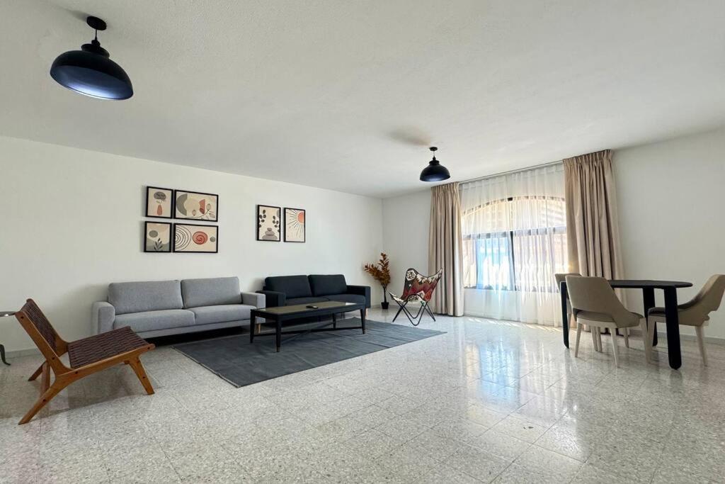 Spacious Serenity 5br Luxury Living In Al Danah Apartment