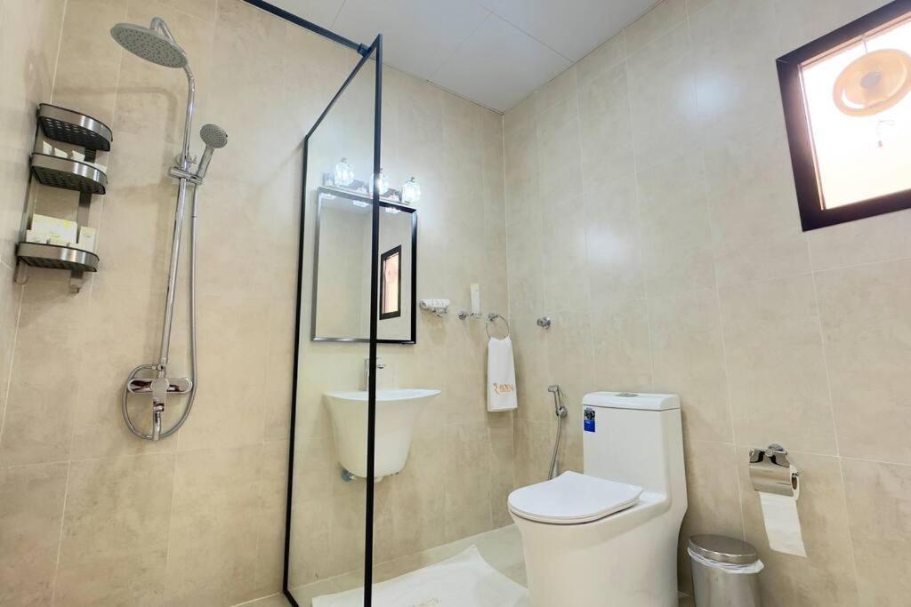 Spacious Serenity 5br Luxury Living In Al Danah Apartment