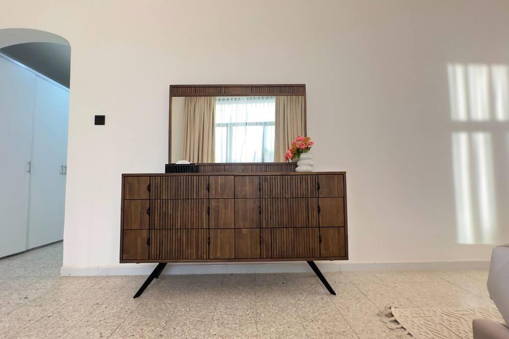 Spacious Serenity 5br Luxury Living In Al Danah Apartment