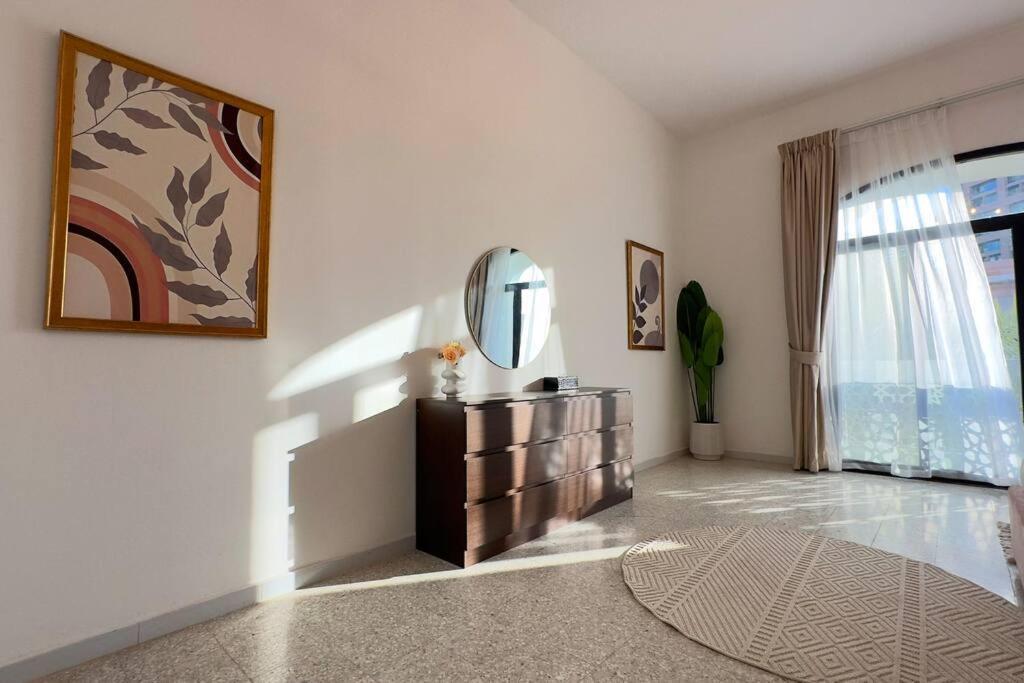 Spacious Serenity 5br Luxury Living In Al Danah Apartment *
