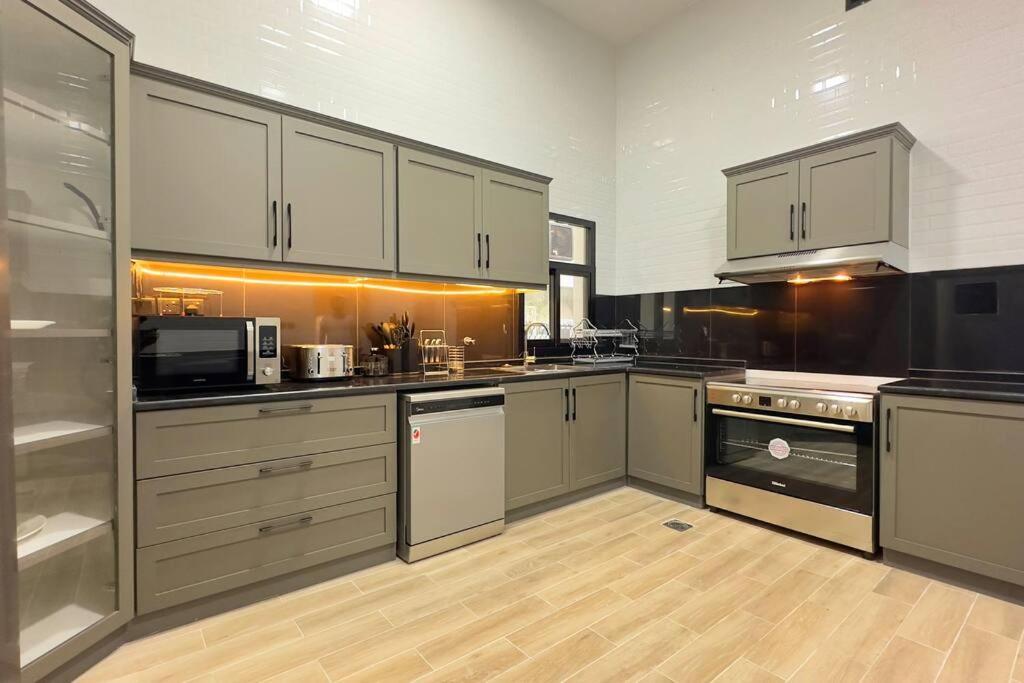 Spacious Serenity 5br Luxury Living In Al Danah * Abu Dhabi