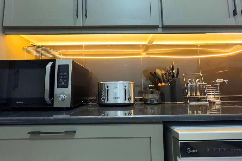 Spacious Serenity 5br Luxury Living In Al Danah Apartment *